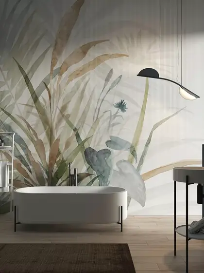 Bagno con vasca freestanding e carta da parati a erbe e graminacee