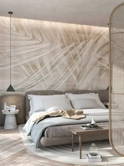 Camera da letto con carta da parati a foglie di palma dietro la testata del letto
