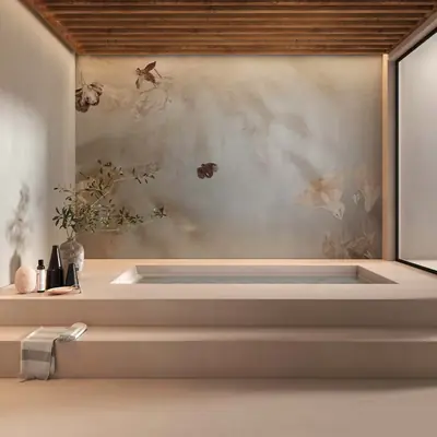 Bagno con vasca incassata e carta da parati a cielo e nuvole